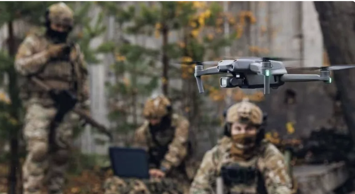 在模擬推演中，一支規模極小的烏克蘭無人機小隊利用自殺式 FPV 無人機與蜂群戰術，在推演中對北約一個旅級部隊造成重大戰損，顯示低成本無人機作戰對傳統重裝甲部隊構成巨大威脅。 圖 : 翻攝自騰訊網(資料照) 