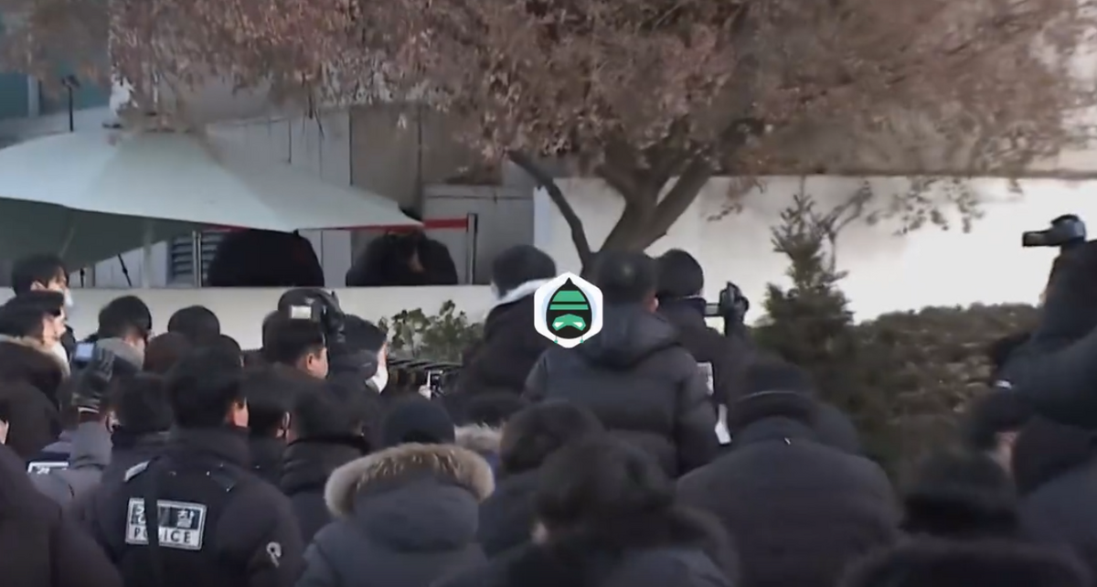 3 日，公調處曾進入位於首爾龍山區的總統官邸執行逮捕，但遭總統警衛處強烈阻撓，雙方對峙約 5 個半小時後，公調處宣布暫停執行逮捕行動。 圖：翻攝自青蜂俠 