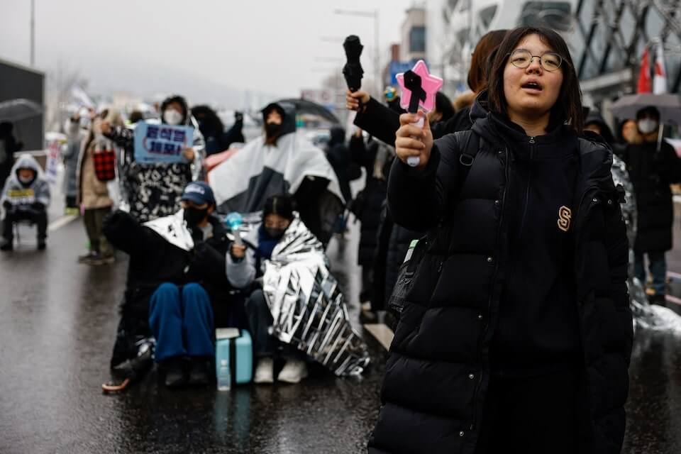  韓國民眾舉著手燈在雪中抗議，要求尹錫悅下台。 圖：達志影像/路透社 