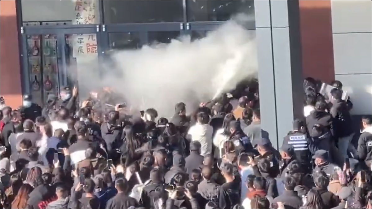  陝西蒲城暴動事件，甚至有抗議民眾使用滅火器對著警察噴灑。 圖：擷取自 @YesterdayBigcat X 分享影片 