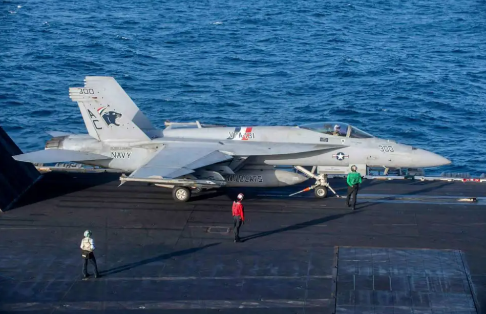 採用「殺人大黃蜂」配置的 F/A-18E/F 「超級大黃蜂」戰鬥機從「尼米茲」級航空母艦「德懷特．艾森豪威爾」號上起飛。 圖：翻攝自零度Military 