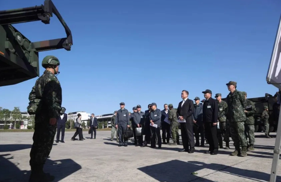  台灣立法院外交及國防委員會視察接收海馬斯火箭彈新裝備的58砲指部。 圖：翻攝自王定宇臉書 