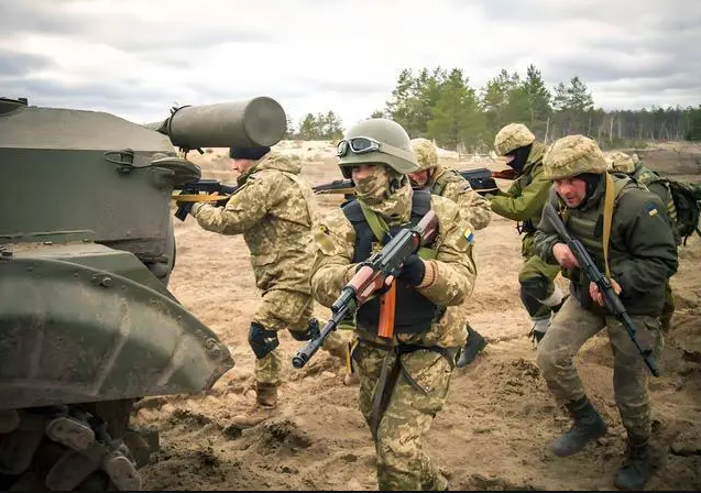  烏克蘭軍方成功截聽北韓軍隊的無線電通話，揭示其在前線面對重大損失的困境。 圖:翻攝自騰訊網 