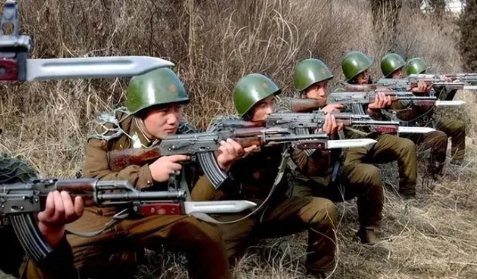  2025 年 1 月，烏克蘭軍隊在俄羅斯庫爾斯克方向發動了一場大規模攻擊，擊潰了北韓特種兵部隊，暴露出俄朝聯軍在現代戰爭中的致命弱點。 圖:翻攝自騰訊網 