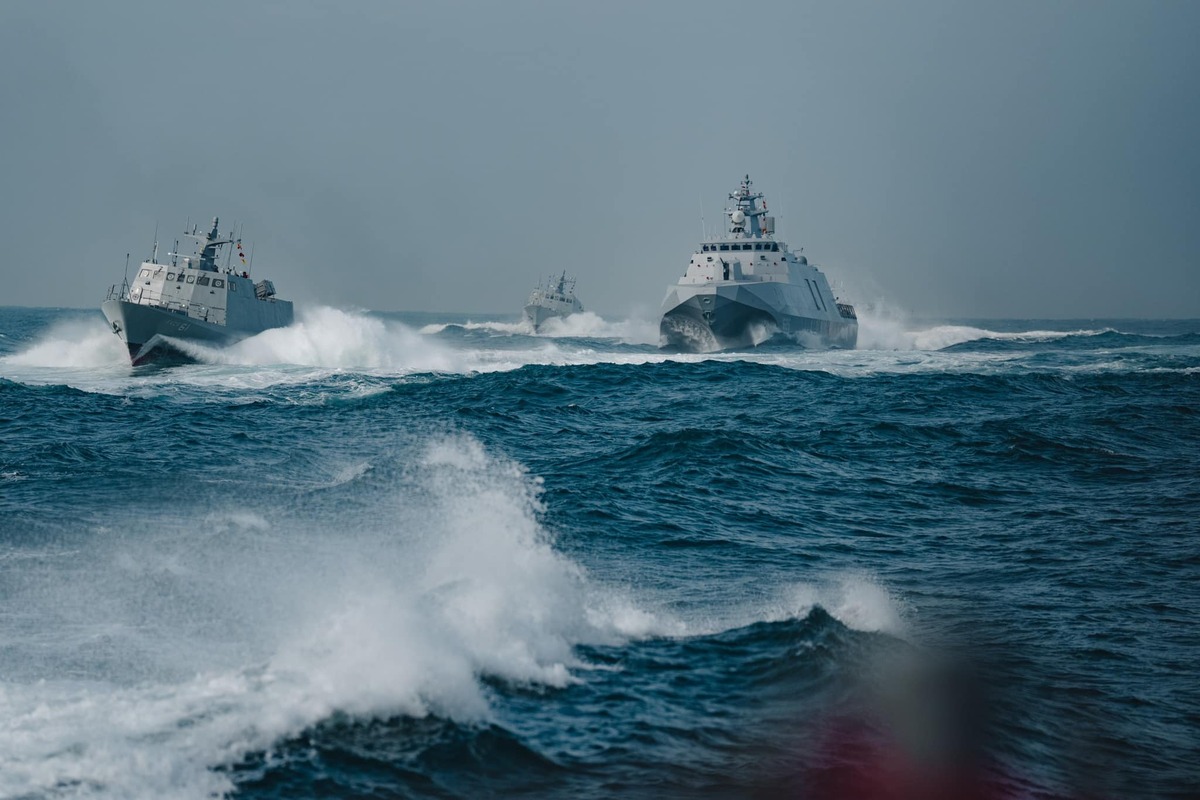 海軍沱江級巡邏艦(圖右)與近岸作戰打擊兵力「光華六號飛彈快艇」(圖左2艘)，操演濱海打擊作戰。沱江級遭爆編現比不到50%。 圖：翻攝「臉書」國防部發言人粉絲專頁（資料照片）