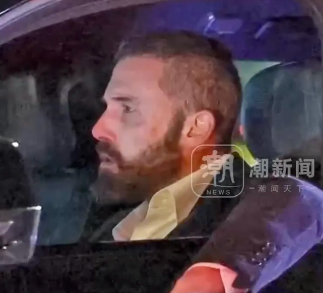 艾佛列克看到豪宅被燒毀露出震驚表情。 艾佛列克看到豪宅被燒毀露出震驚表情。