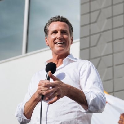  加州州長加文 · 紐森（Gavin Newsom）已部署超過 1400 名消防員進行救援，並呼籲對消防栓水壓下降的報告展開調查。 圖:擷自Gavin Newsom 個人X帳號 