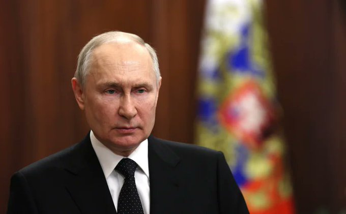 川普在白宮接受記者訪問時，仍對俄羅斯總統普丁（Vladimir Putin） 採取較溫和的態度。他表示：「我相信普丁想要達成和平協議，但與烏克蘭談比與俄羅斯談更困難。」 圖：翻攝自 @nexta_tv X 帳號 
