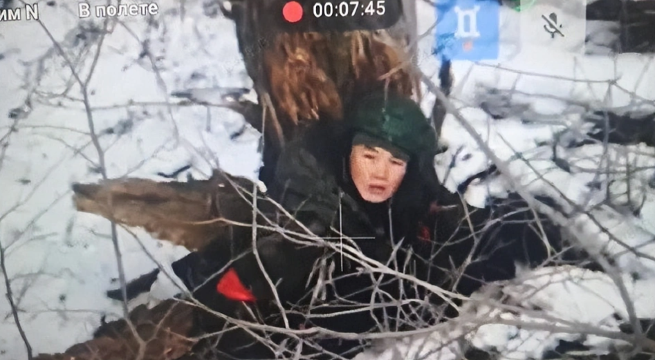 北韓士兵缺乏對現代戰爭的理解,看到無人機無力反擊。 圖:翻攝自沉浮歐羅巴 北韓士兵缺乏對現代戰爭的理解,看到無人機無力反擊。 圖:翻攝自沉浮歐羅巴