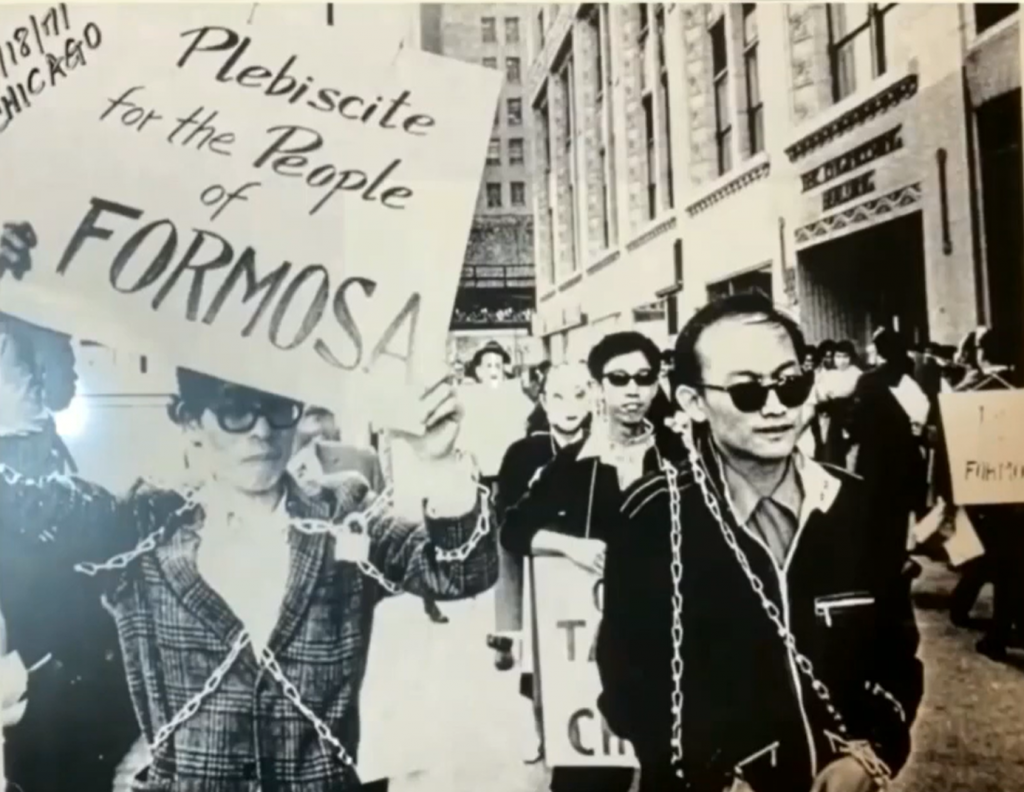  1971年10月18日，聯合國大會討論「中國代表權問題」當天，台獨聯盟發動全球二十多處台灣人，同日舉行「鎖鍊示威抗議活動」。 為了要凸顯「一個中國」所加壓在台灣人身上的苦難，聯盟主席張燦鍙等人提議到聯合國大門前的示威禁區，舉行鎖鍊示威抗議。圖：台獨聯盟提供 