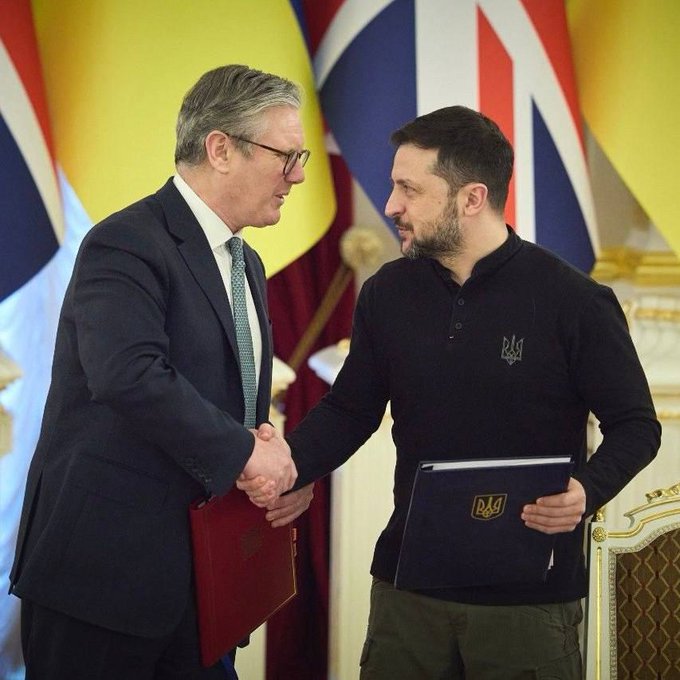 英國首相斯塔默指出,烏克蘭加入北約是不可逆轉的。圖為英國首相斯塔默(圖左)和烏克蘭總統澤連斯基(圖右)。 英國首相斯塔默指出,烏克蘭加入北約是不可逆轉的。圖為英國首相斯塔默(圖左)和烏克蘭總統澤連斯基(圖右)。
