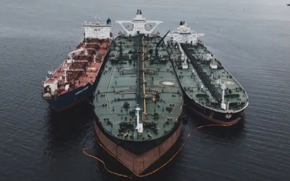 衛星直擊抓到了! 中國疑培養民間影子艦隊 民船灘岸卸載與兩棲突擊車行進