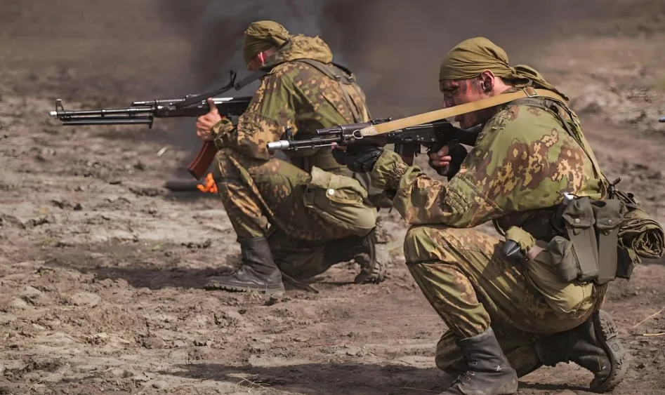 俄軍的進攻速度顯得較慢，例如從 2024 年初發起的紅軍城攻勢，至 2025 年 2 月仍未完全占領。 圖:翻攝自騰訊網 