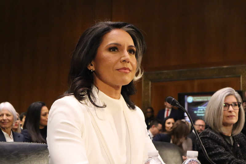 前民主黨眾議員、現任情報總監圖爾西·加巴德（Tulsi Gabbard）近日向司法部遞交多份解密文件，揭示「通俄門」事件背後疑似由歐巴馬政府高層主導策劃，內容涉及 2016 年大選期間情報單位「蓄意製造」川普與俄羅斯勾結的假訊息。 圖 : 中央社/提供 