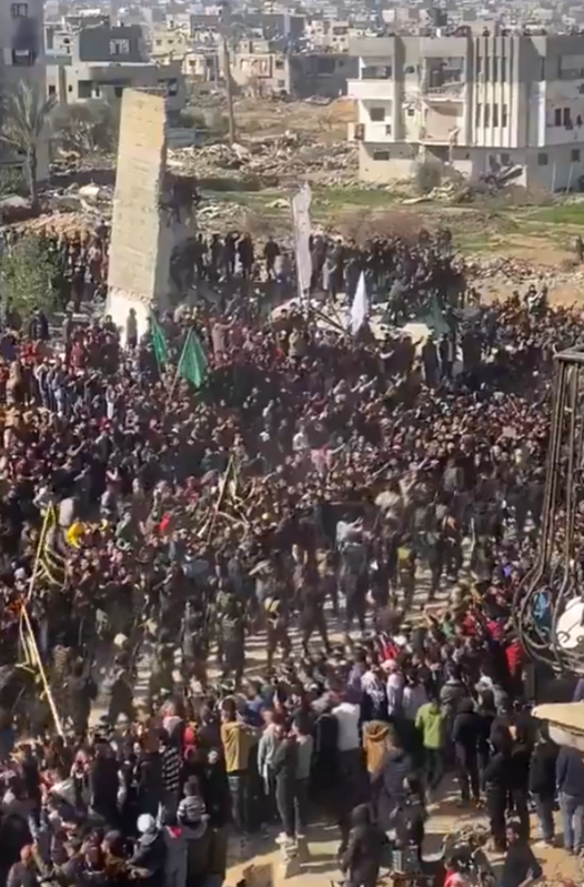  在將以色列人質耶胡德（Arbel Yehoud）、摩西（Gadi Moses）和 5 名泰國人質給紅十字會前，數百名哈瑪斯耀武揚威走上加薩街頭。 圖：翻攝自愚蠢的精衛 X 帳號 