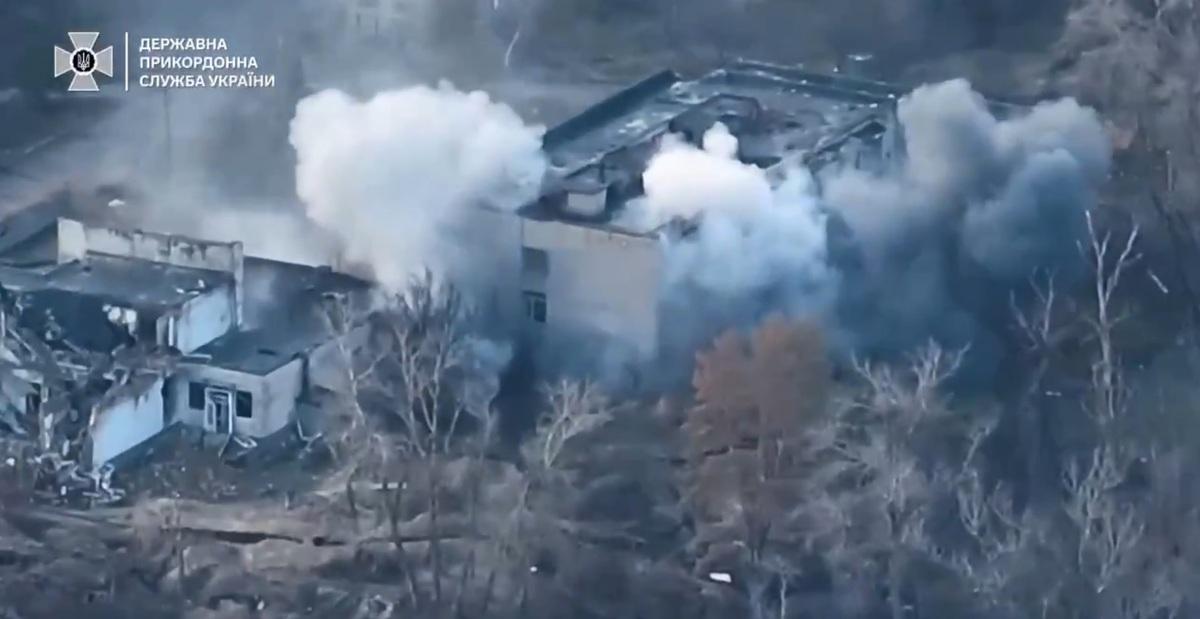  烏克蘭第 8 邊防警衛隊空中偵察兵在扎波羅熱前線發現於附近徘迴的俄軍後，將敵方座標傳遞給砲兵部隊。收到資訊的砲兵部隊命中敵軍，摧毀俄軍防空洞與掩體。 圖：翻攝自 NOELREPORTS X 帳號 