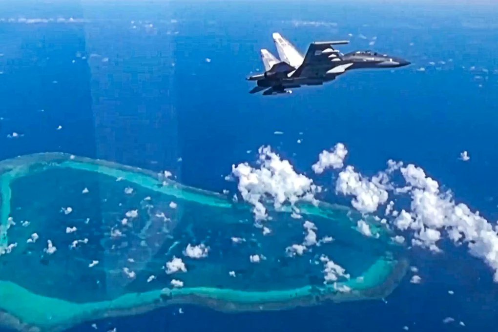  中國人民解放軍在有爭議的黃岩島周圍進行戰備巡航。 圖：翻攝「微博」@玉淵譚天(資料照片) 
