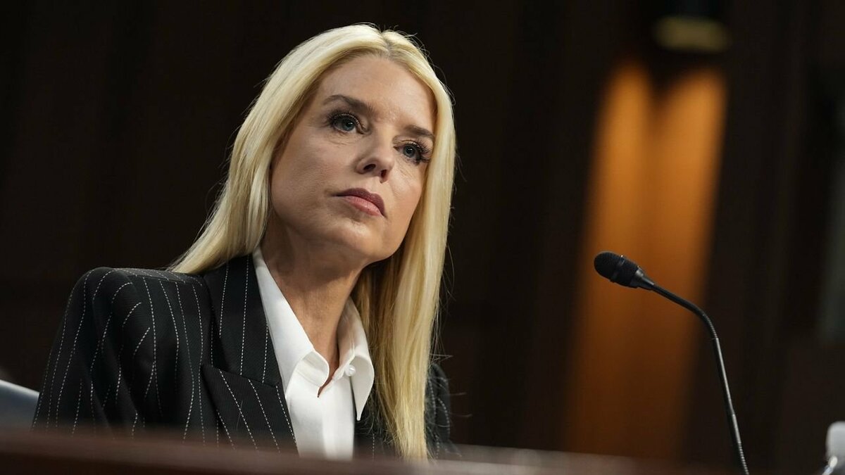 美國司法部長帕姆·邦迪（Pam Bondi）。 圖:翻攝自X帳號@BehizyTweets 