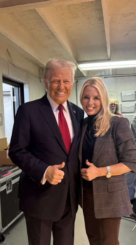  美國司法部長帕姆·邦迪（Pam Bondi）(右)因為處理艾普斯坦案的手法成為箭靶。 圖:翻攝自X帳號@PamBondi 