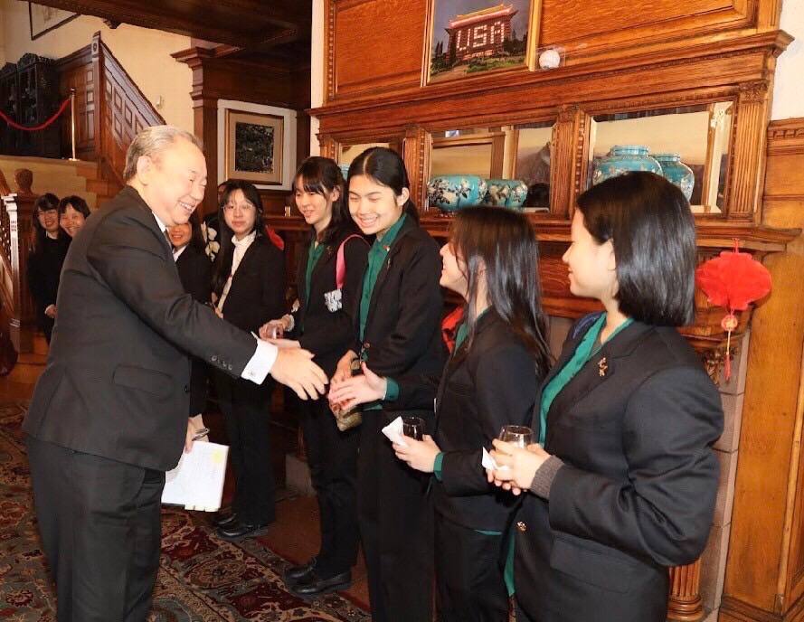 駐美代表俞大㵢於雙橡園歡迎「外交小尖兵」訪團來華府。   圖：駐美代表處/提供