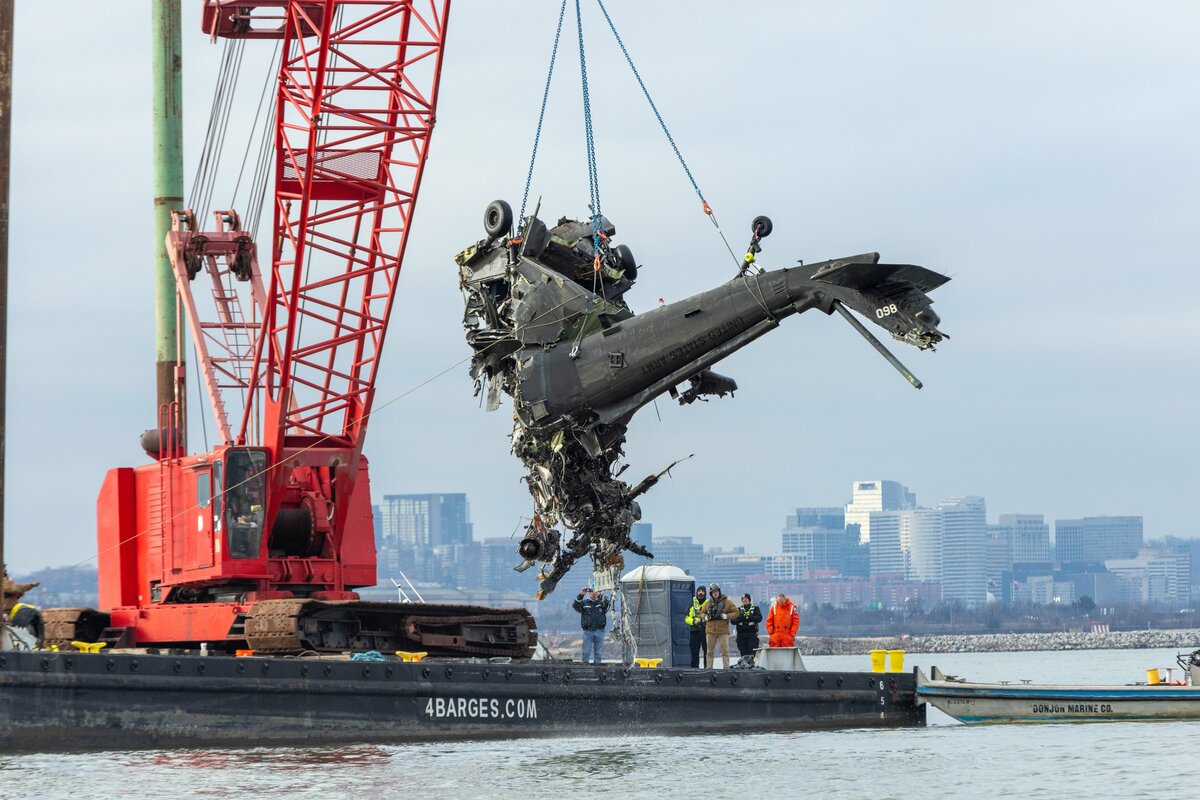  在美航客機與黑鷹相撞，海岸防衛隊將河中黑鷹直升機撈起的畫面。 圖：截自「x」@NTSB_Newsroom 