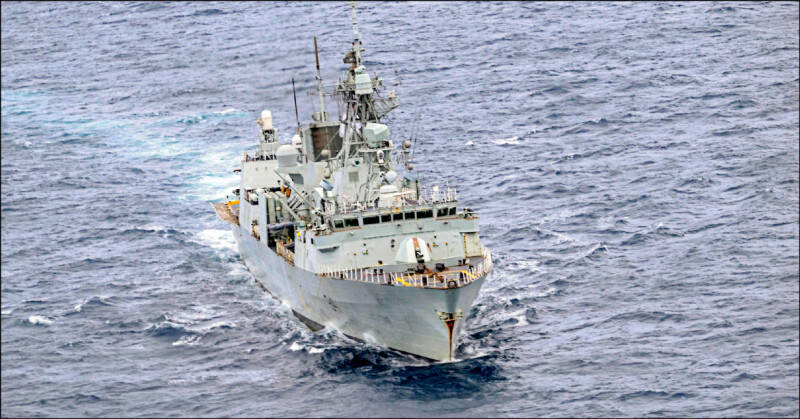  加拿大海軍哈利法克斯級巡防艦「渥太華號」（HMCS Ottawa）16日由南向北通過台灣海峽。 圖：攝攝HMCSOttawa 