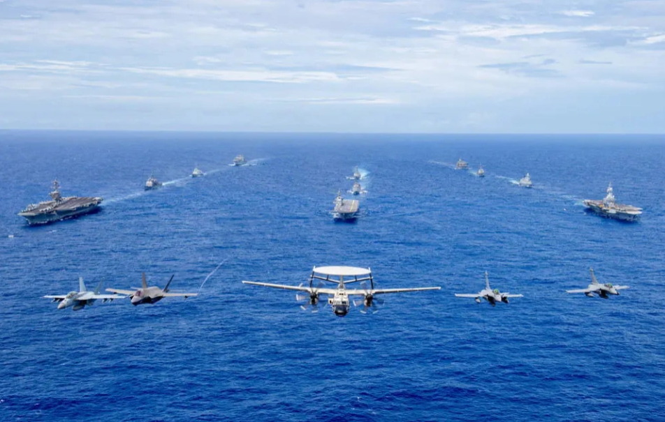  美軍「卡爾文森號」（CVN-70）、法軍「戴高樂號」（R91），以及日本海上自衛隊的「加賀號」（DDH-184）齊聚一堂。為了讓畫面更加平衡，日本的「加賀號」特意被安排在 C 位，儘管其體型較小，但在構圖上卻成為視覺焦點。 圖:翻攝自Hawk26講武堂 