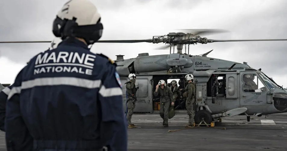  美軍印度洋-太平洋司令部司令約翰·阿奎利諾則搭乘 MH-60「海鷹」直升機抵達「戴高樂號」。 圖:翻攝自Hawk26講武堂 