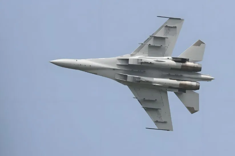  中共殲-16 戰機。 圖：截自騰訊網/矚望雲霄 