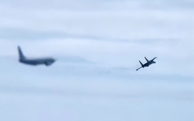 南海渚碧礁上空升起照明彈! 中戰機警告射擊「3連發」驅離菲律賓巡邏機