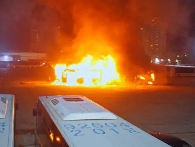  以色列特拉維夫南部郊區當地時間 20 日晚間，發生 3 起巴士爆炸事件，疑似為巴勒斯坦的恐攻行動。 圖 : 翻攝自央視新聞 