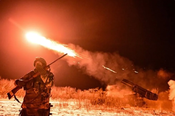  俄軍對烏軍發射火箭彈。 圖：翻攝自 白羅斯理想社 