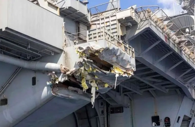  美軍「杜魯門」號航艦2月12日在蘇伊士運河北側入口附近與巴拿馬籍貨輪「Besiktas-M」號發生碰撞，導致航母右舷船體破損。 圖 : 翻攝自 US Navy 