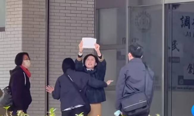  林岱樺(右二)被帶進調查局南機組前，高喊「司法干預政治、政治干預初選」。 圖：孫家銘翻攝（資料照）