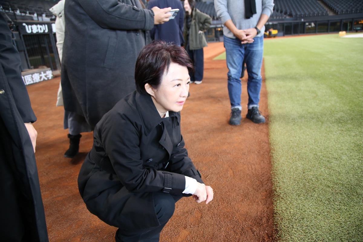 盧秀燕24日下午前往參訪日本職棒(NPB)北海道日本火腿鬥士隊的全新主場「鎌之谷棒球場」。   圖：台中市政府/提供