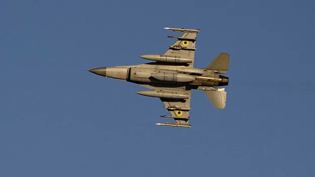 丹麥已經將 12 架 F-16 交付給烏克蘭，另外 7 架將於今年年底內完成交付程序。 圖：翻攝自 @nexta_tv X 帳號 