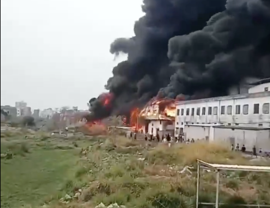  廣東湛江吳川博鋪鎮地區發生工人放火事件，主因為工人討薪未果，而造成放火報復行為。 圖：截自「x」@LUOXIANGZY 