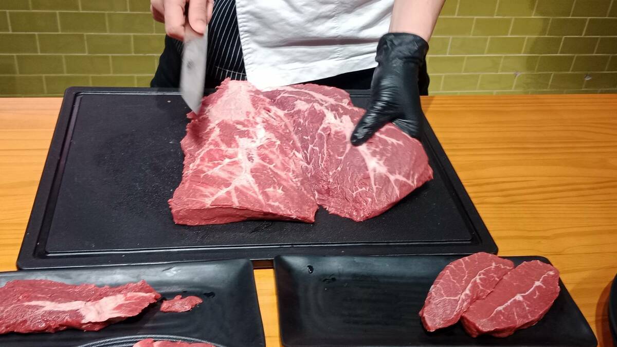 透過精湛刀工可將肉品處理至最佳料理狀態。   圖：孫家銘攝