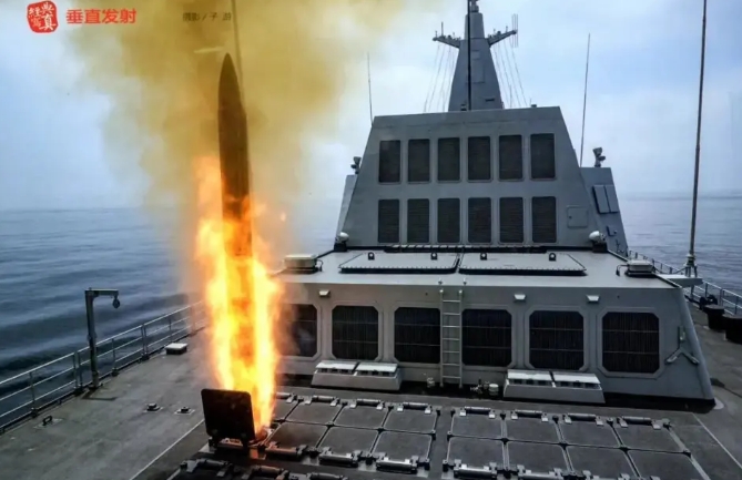  055垂發系統射出導彈。 圖 : 翻攝自獨聞 
