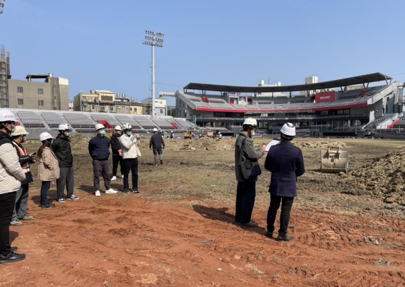 新竹市立棒球場外野開挖發現大量混凝土並夾雜建築廢棄物案，新竹地檢署檢察官現場會勘。   圖：新竹地檢署提供