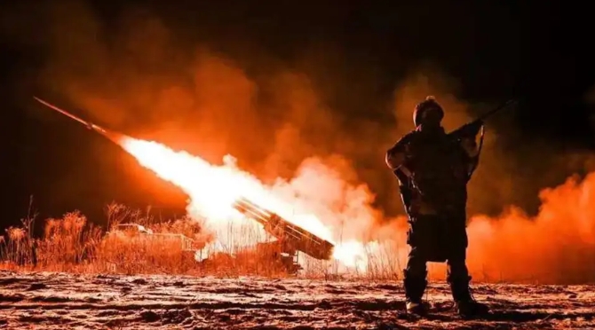  俄軍發射伊斯坎德爾導彈攻擊烏軍陣地。 圖 : 翻攝自《虹攝庫爾斯克》 