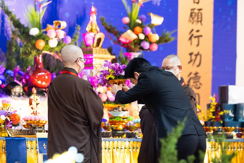 賴清德總統今（27）日上午前往新北市板橋區頒贈中國佛教會理事長淨耀法師褒揚令，在司儀引領下於靈前獻花，行三鞠躬禮致祭。   圖：總統府提供