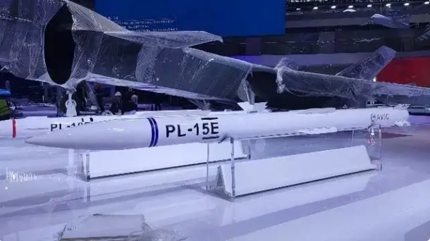  目前解放軍正在隊霹靂-15 進行改良。 圖：翻攝自 軍武次位面 