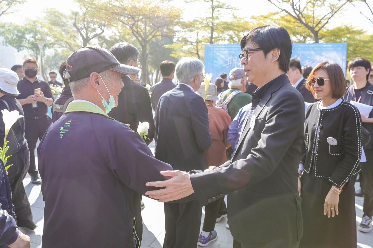 高雄市長陳其邁向現場受難者家屬及前來獻花的民眾表達慰問。   圖：高雄市政府 提供