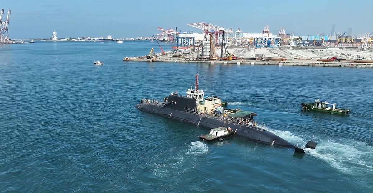  潛艦國造原型艦「海鯤軍艦」浮移出塢。 圖：台航/提供 