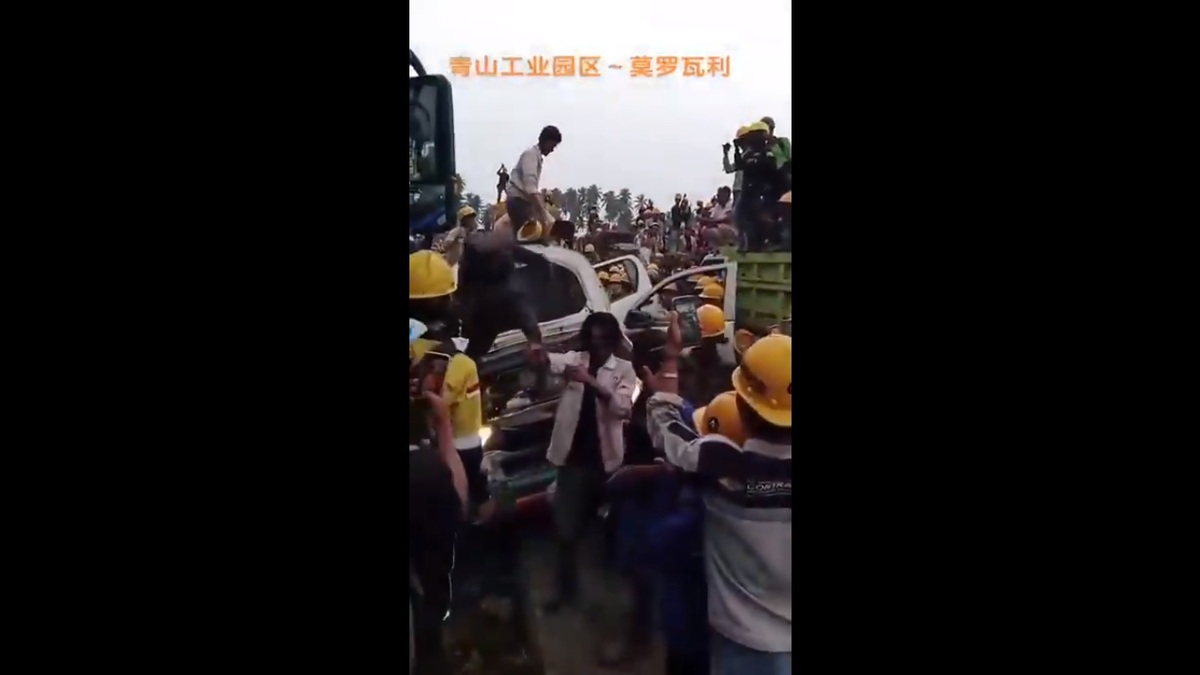  印尼與中國簽署一帶一路倡議後成立的青山產業園區於當地時間 2 日發生工人罷工抗議事件，大量工人引發暴亂以宣洩自身的不滿。 圖：擷取自 @whyyoutouzhele X 分享影片 