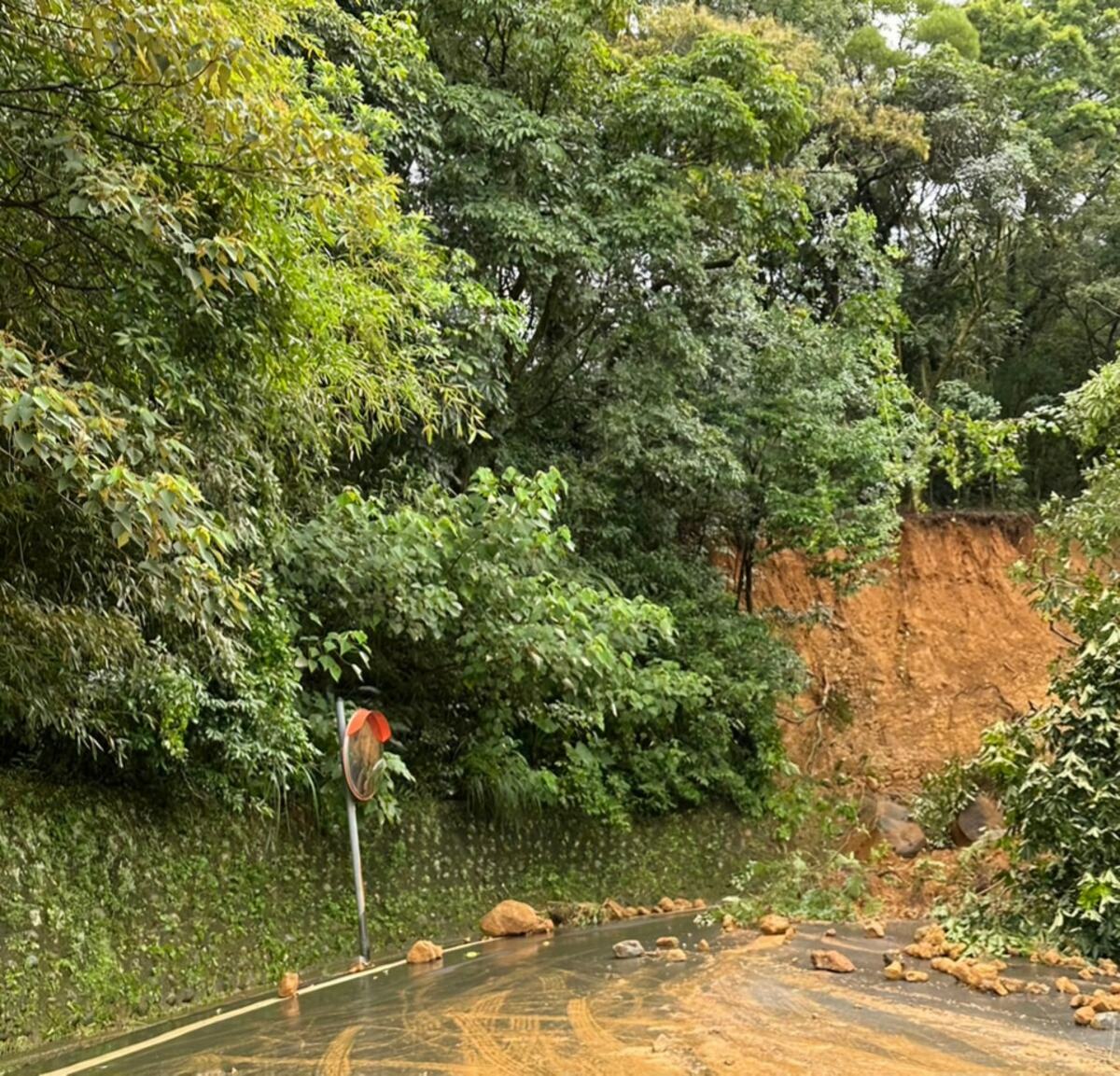 三芝區去年因山陀兒風災，山區出現多處坍方。   圖：翻攝鄭宇恩臉書