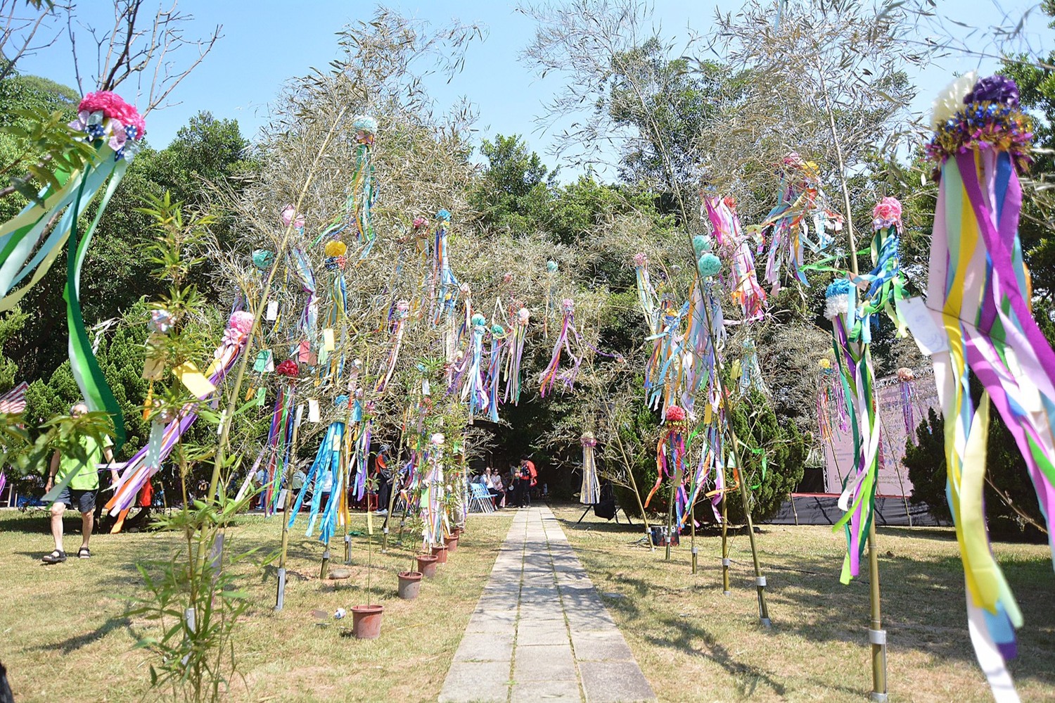 七夕到來，人們將自己的願望，書寫在綠、紅、黄、白、黒的五色紙上，懸掛在竹子上的節慶習俗。