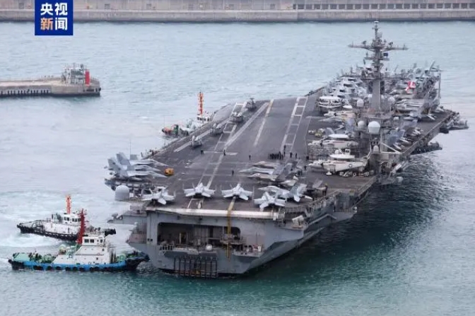  美國海軍第一航母打擊群麾下卡爾·文森號核動力航母等 2 日駛入韓國釜山作戰基地。 圖 : 翻攝自央視新聞 