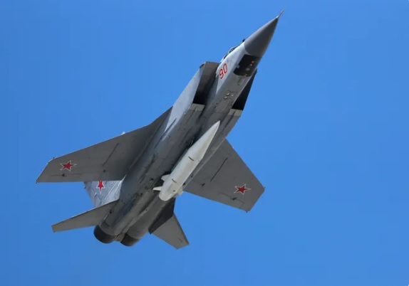  俄軍提升生產數量的導彈為 Kh-101 、匕首以及伊斯坎德爾三種。圖為掛載匕首高超音速導彈的俄軍米格-31 戰機。 圖：翻攝自 科羅廖夫 